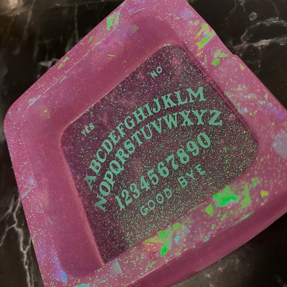 Pink resin oujia board ashtray - Picture 2 of 2